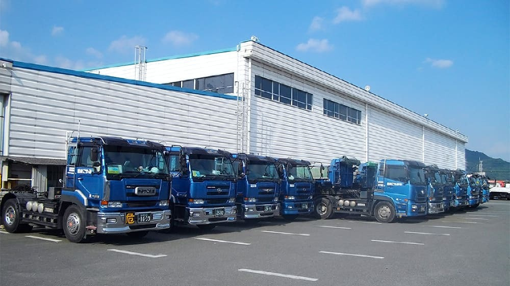 株式会社みやこ産業の数台のトラックが並んでいる画像