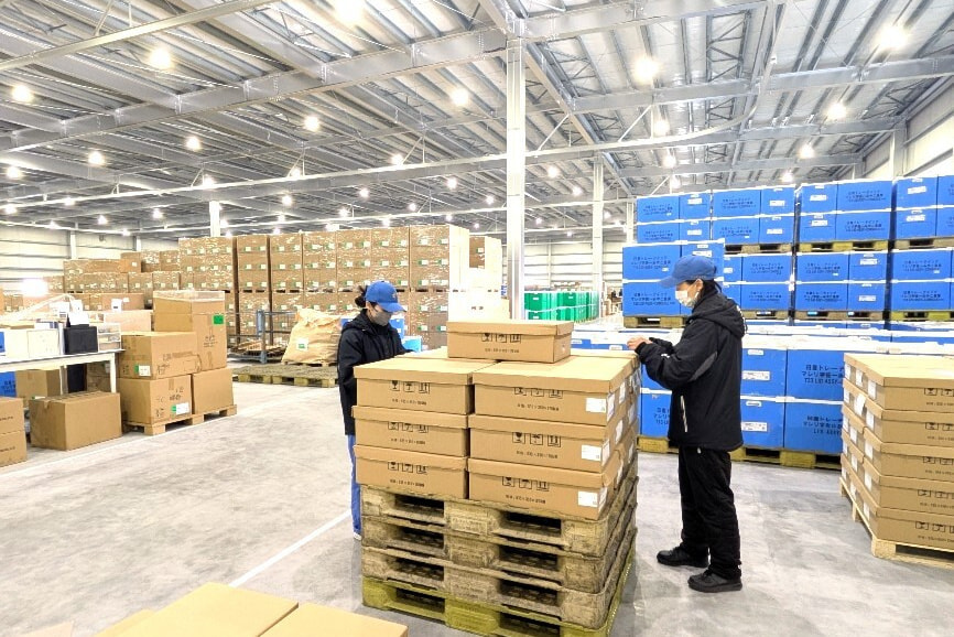 作業員がピッキングをする様子