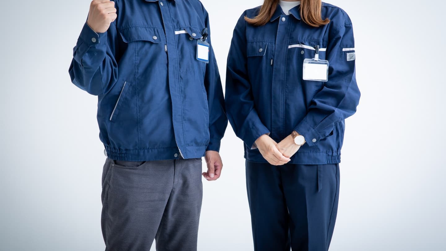 作業服を着た二人が並んでいる画像