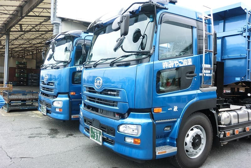 2台並んでいる青いトラック