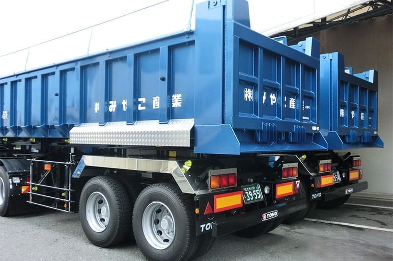 2台並ぶトラックの荷台