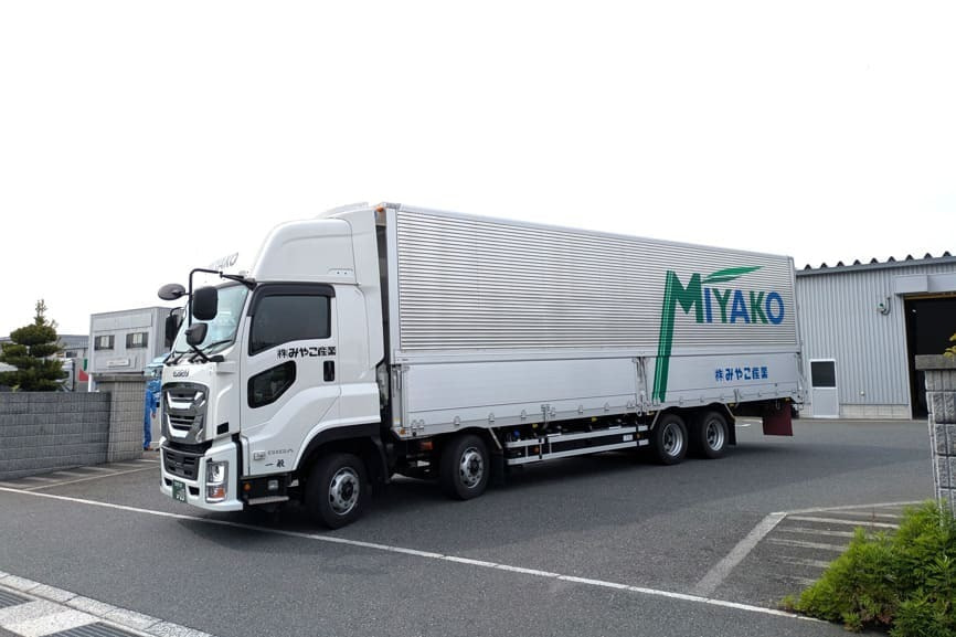 自動車部品を輸送するみやこ産業のトラック