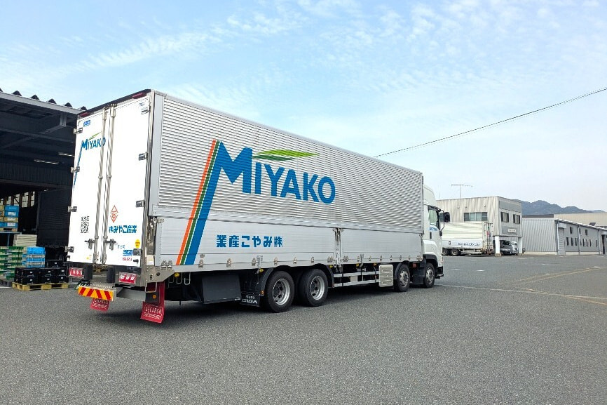 自動車部品を輸送するみやこ産業のトラック