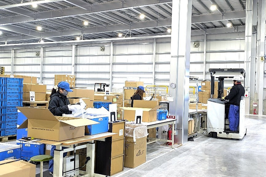 作業員がピッキングをする様子