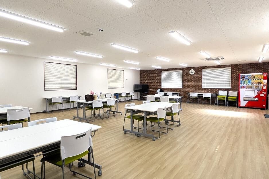 フォークリフトを操作する男性